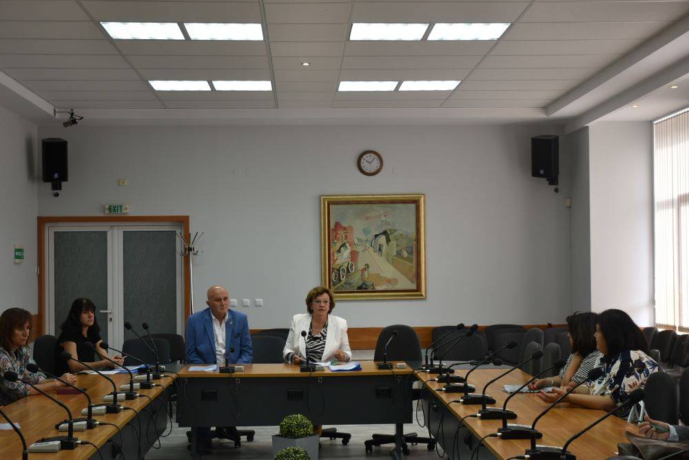 Кметът на Община Ловеч Корнелия Маринова връчи бюджетите за 2023 г.